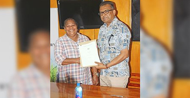 11 sugarcane farmers from the North receive sugarcane farming grant from the Ministry of Sugar