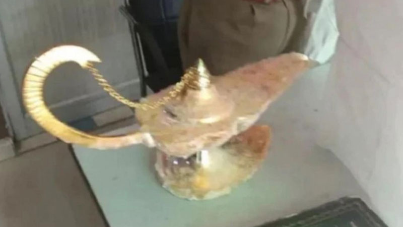 World News:Indian doctor duped into buying 'Aladdin's lamp' for $41,600