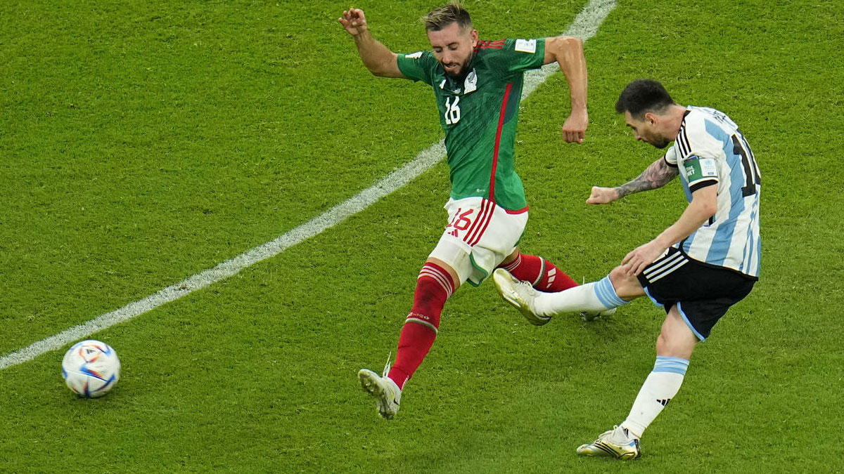 Messi scores his 8th World Cup goal beating Mexico 2-0