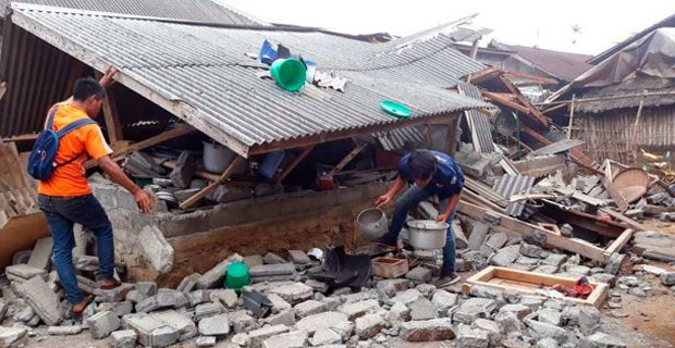 At least 22 people dead after a powerful earthquake in Lombok, Indonesia 