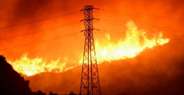 At least 1 dead in fast-moving wild fire that has razed 4,700 acres north of Los Angeles