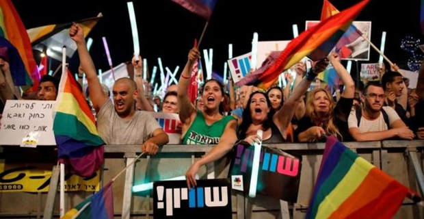 Tens of thousands of Israeli protesters demand equal gay surrogacy rights