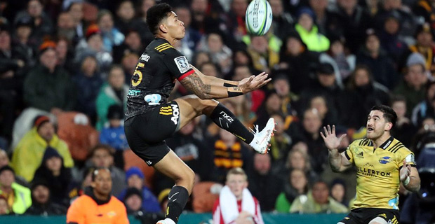 Chiefs beat the Hurricanes 28-24 while Reds defeat Sunwolves 48-27
