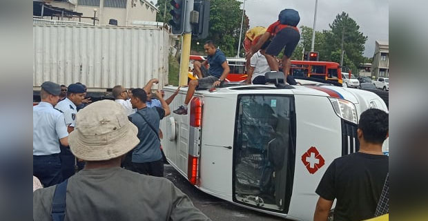 Four people escapes serious injuries after ambulance tumbles near Samabula Traffic Lights