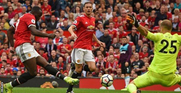 Lukaku helps Man United beat West Ham