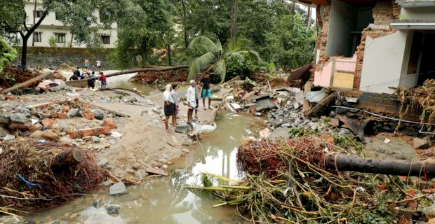 India monsoon floods kill more than 300 in Kerala