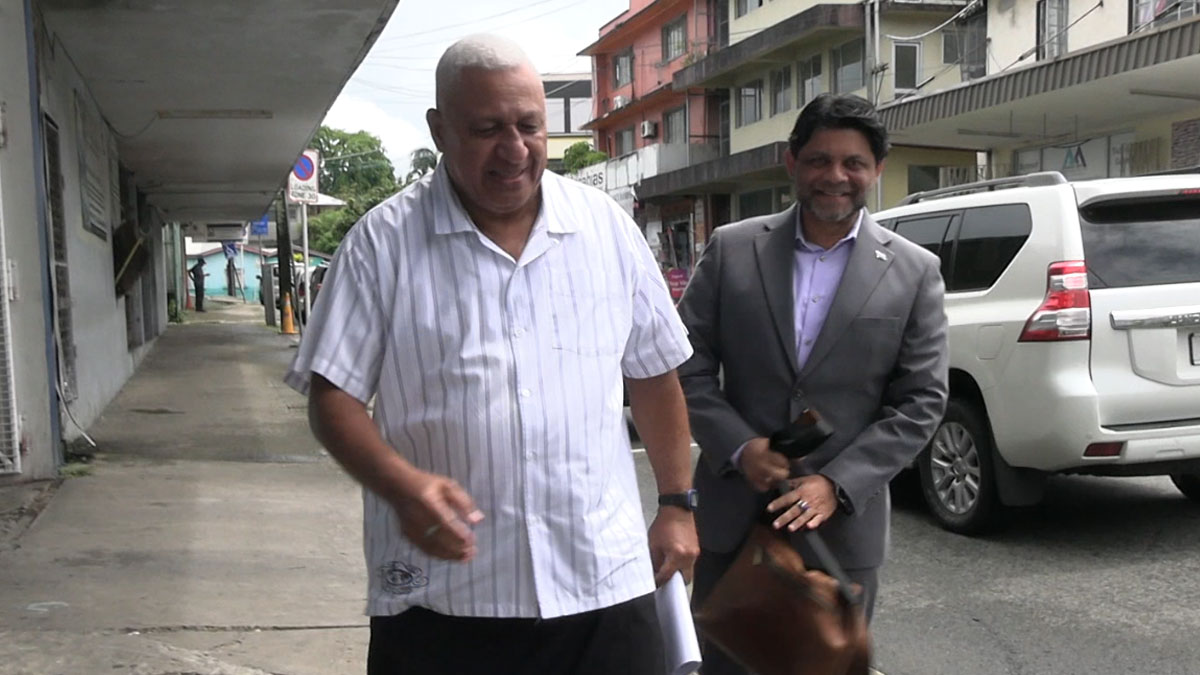 Bainimarama i Sayed-Khaiyum pozostają w trakcie przesłuchań, a Sharma została przeniesiona do Totogo