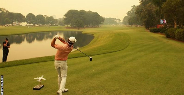 Golfers complain of stinging eyes as toxic smoke from bushfires affect opening round of Australian Open