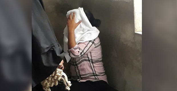 Judge reminds escorting officers that the court is not a meeting place