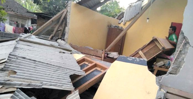 Powerful earthquake strikes central Indonesia killing at least 10 people