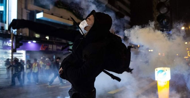 Christmas in Hong Kong sees no stop in clashes between police and pro-democracy protesters