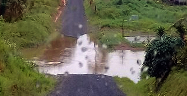 Old Naqali Bridge completely under water - Fiji Roads