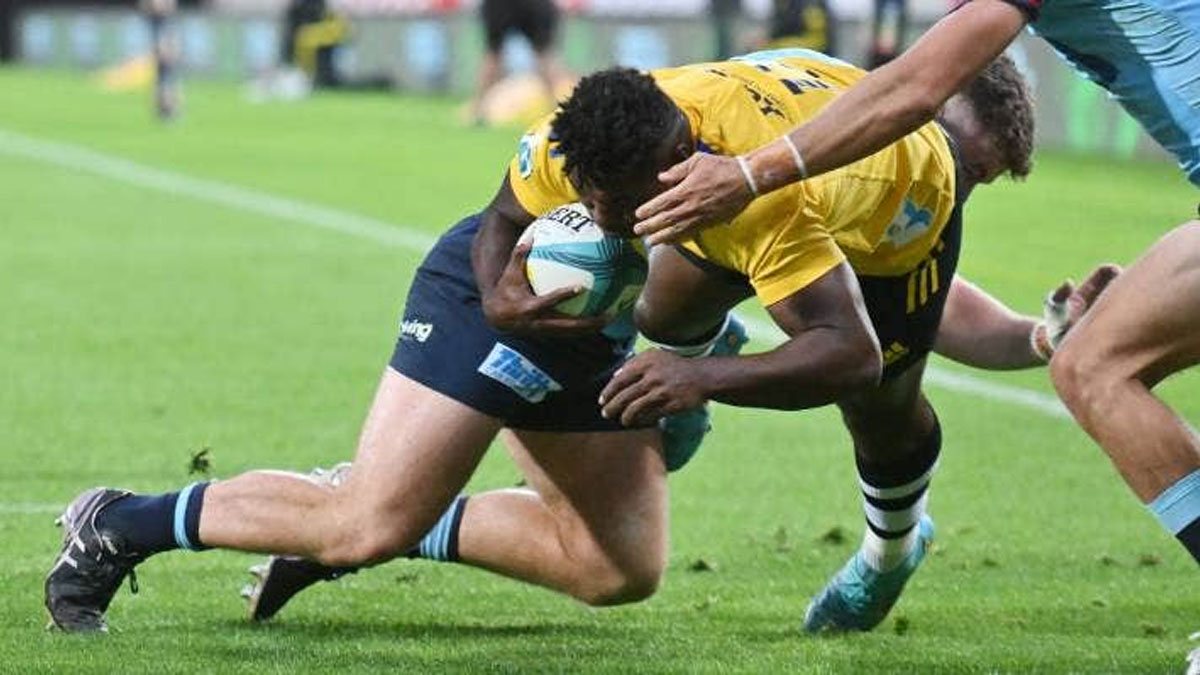 Naholo scores double on debut as Hurricanes beat Waratahs 34-17