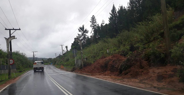 One lane of Queens Highway closed near Namuka‑i‑Lau Village past Lami due to landslip