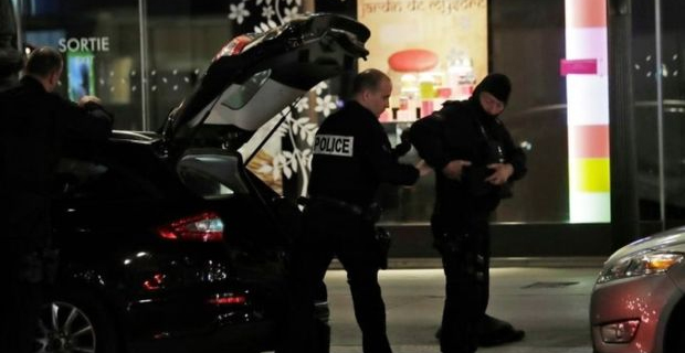 Knifeman kills one and wounds 4 in suspected terror attack in Paris