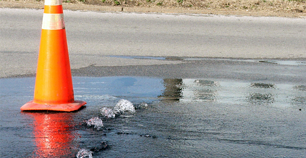 Pipe burst main along Kings Rd leaves hundreds of people without water