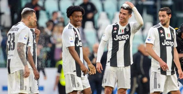Juventus win their 8th consecutive serie A title against Fiorentina