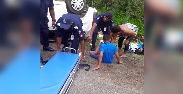  Police Special Response Unit officers help family involved in accident