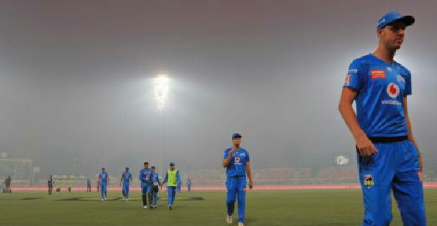 Heavy smoke denies Sydney Thunder a Big Bash victory over Adelaide Strikers