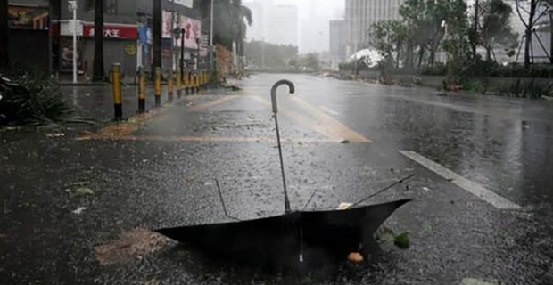 Typhoon Mangkhut: Deadly typhoon lands in South China