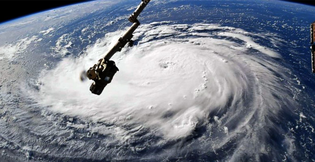 Hurricane Florence's winds and rain begin lashing US Carolinas coast