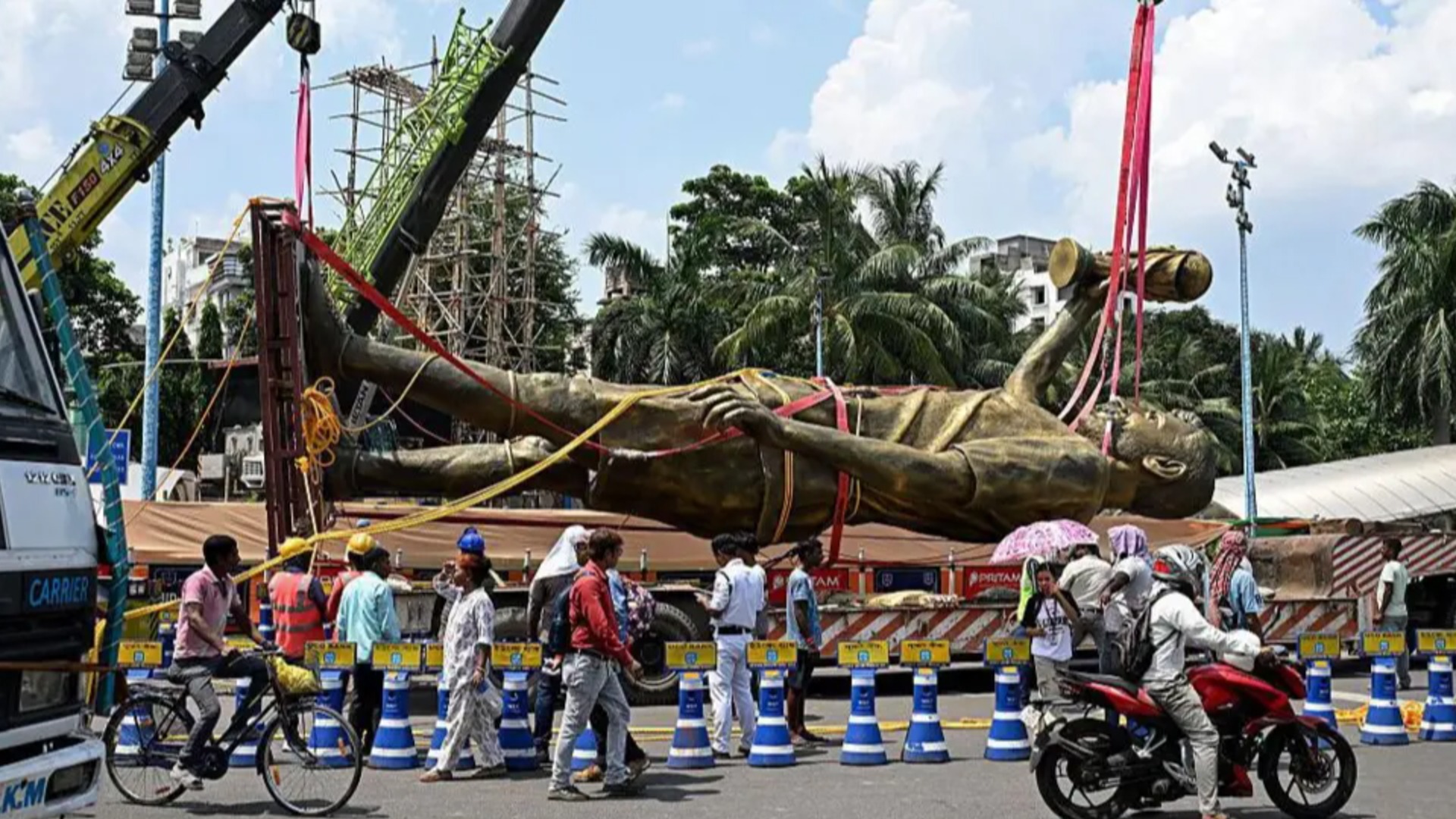 70-foot Messi statue taken down