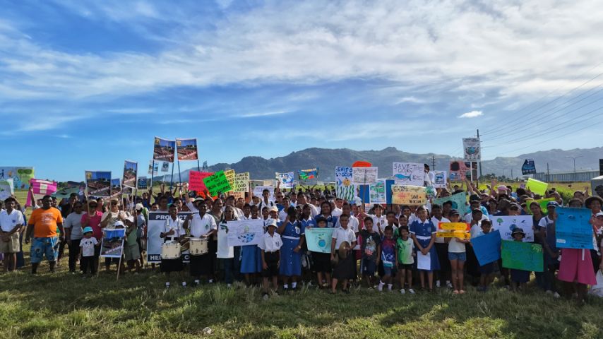 1,200 Fijians stand in solidarity for environment at PRF roadside campaign