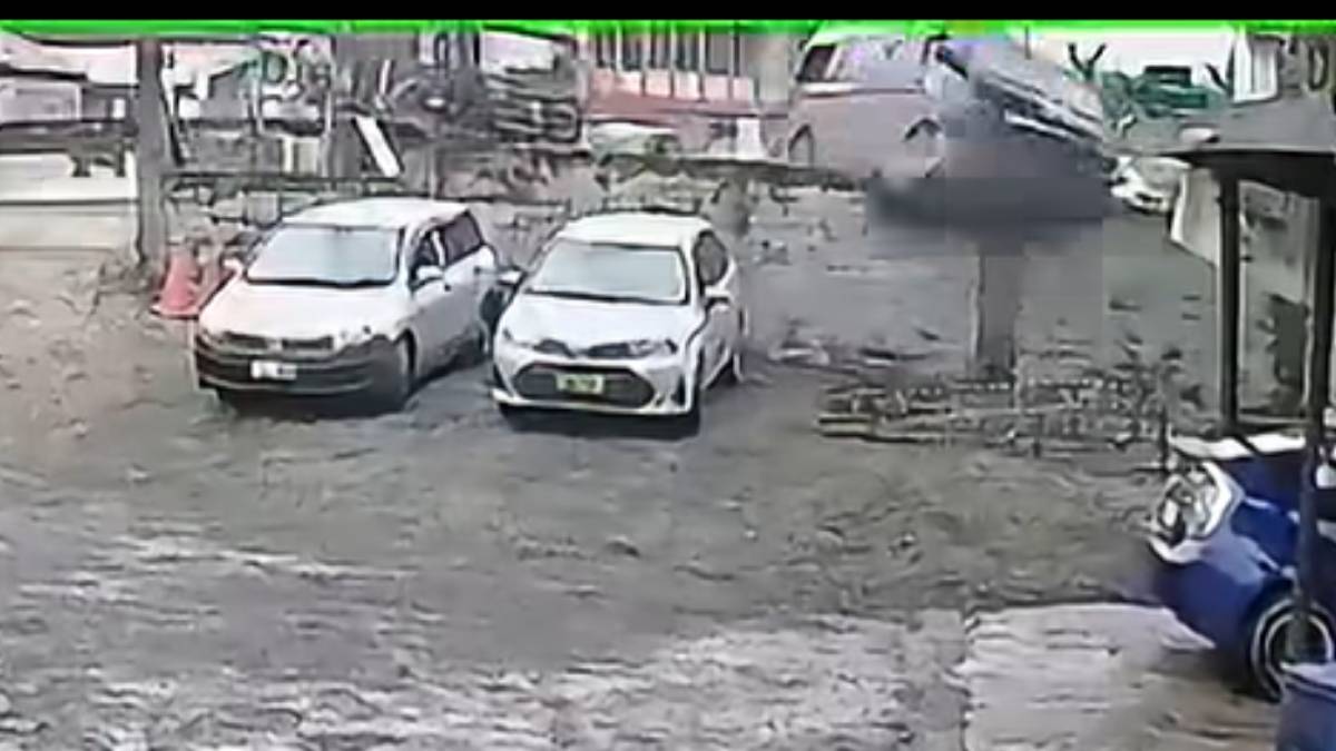 Police investigate accident involving van, truck and car near Vesida