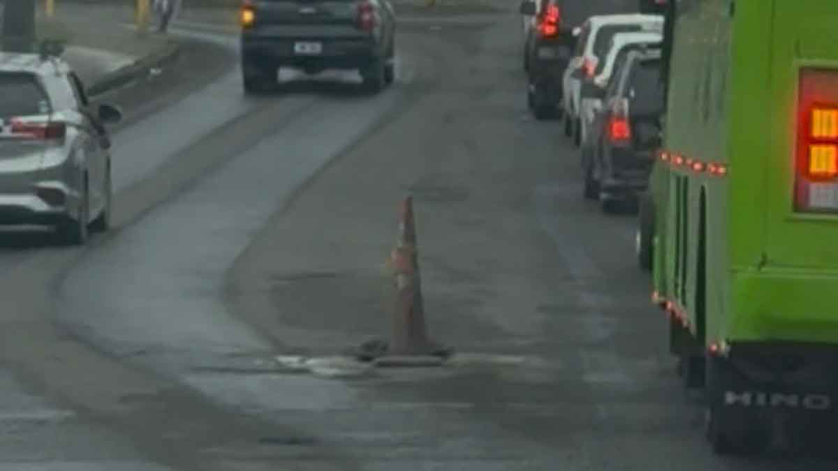 Open manhole on Kings Road poses danger to drivers for more than two weeks