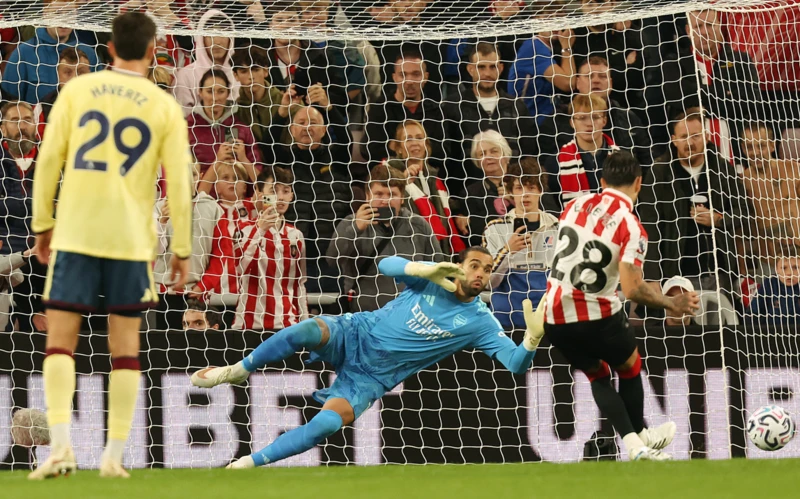 EPL: Arsenal beat Sunderland 2-0 to stay top of Premier League