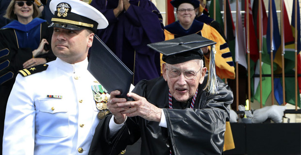 96yr-old US World War II veteran graduates with degree