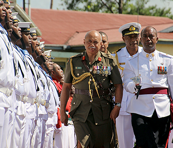 President accorded traditional welcome by RFMF