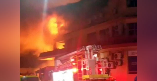 Firefighters currently trying to control major fire at Spring Street, Toorak 