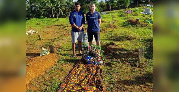 Naholo and Mauger visit former Highlander, Seru Rabeni's burial site