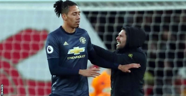 Man Utd  defender shoved by fan in EPL match