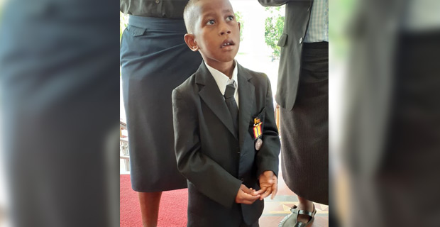 5-year-old Aqoriniasi Dreu awarded a bravery medal from President Jioji Konrote
