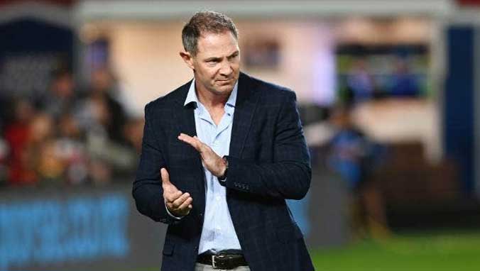 Leon MacDonald signs on for two more years