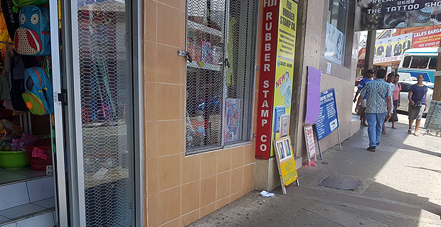 Woman assaulted and robbed in broad daylight at Marks Street