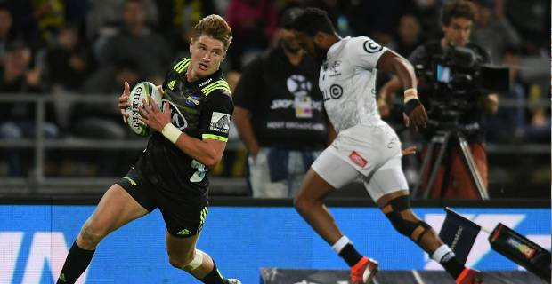 Hurricanes score and convert last minute try to deny Sharks victory