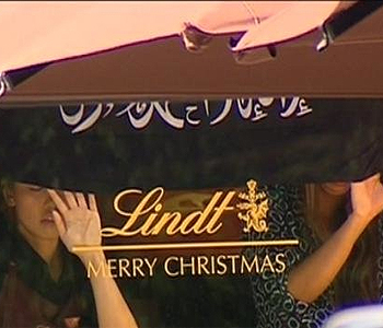 Gunman takes hostages inside Sydney Cafe