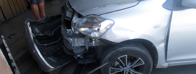 Accident stops traffic on Waimanu Road