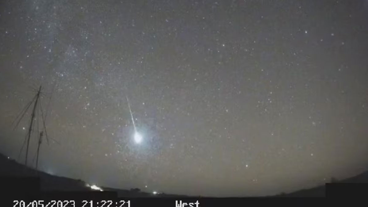 Meteor lights up Queensland sky, reports of sightings from Mackay to Cairns pic picture image