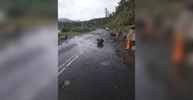 Heavy rain causes landslide in Naqia pushing rocks to highway