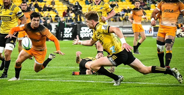 Hurricanes edged by Jaguares