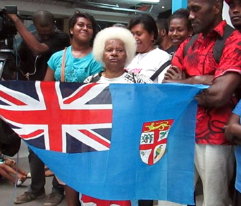 78-year old ardent rugby fan waiting for 7s heroes at the airport since morning