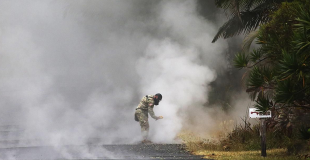 Volcanic gases prompt door-to-door evacuation in Hawaii