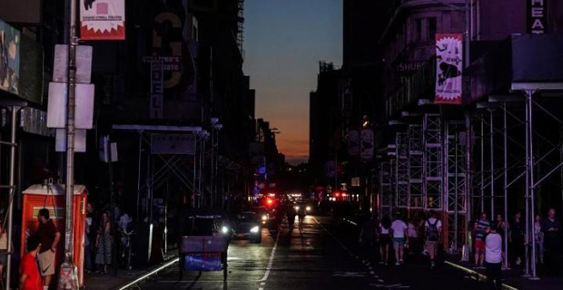 Power failure in New York has halted subway trains and trapped people in lifts