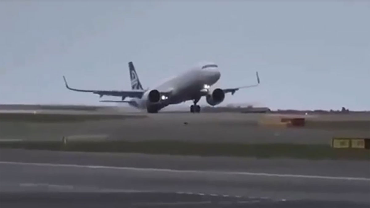 Air New Zealand flight from Wellington to Sydney lands after bomb threat, emergency services stood down