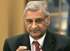 Commonwealth steps up pressure