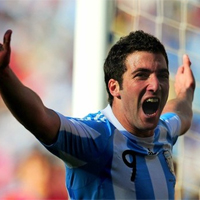 Higuain hat trick sends Argentina to top 16